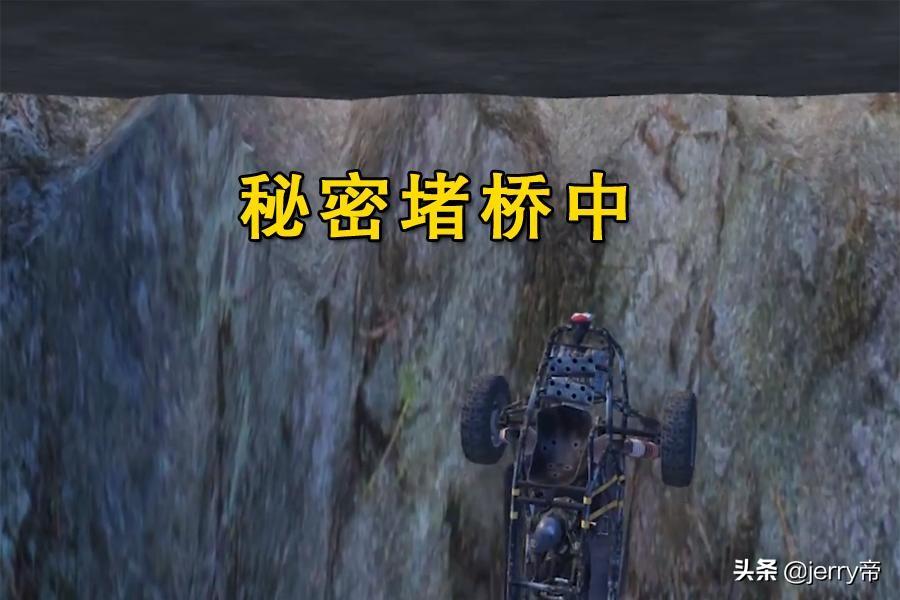 和平精英透视 和平精英玩家卡进桥底下，开启透视无敌状态，堵桥